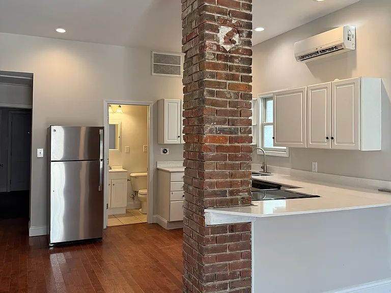 933 Prospect St — Photo 5