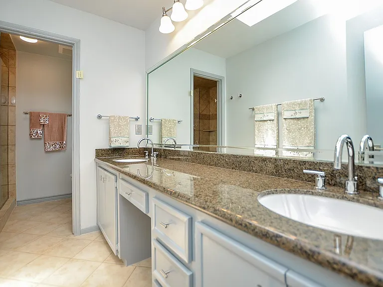 1702 Cherry Bend Dr — Photo 18