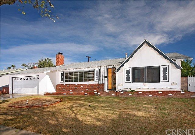 This great pool home is located on a tree-lined street in one of Canoga Parks nicest neighborhoods a