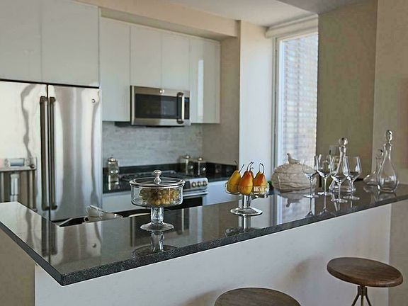 4th image of 160 W 62nd St APT 32A
