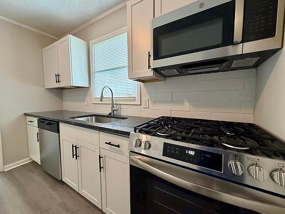 4th image of 2036 Delaware Ave