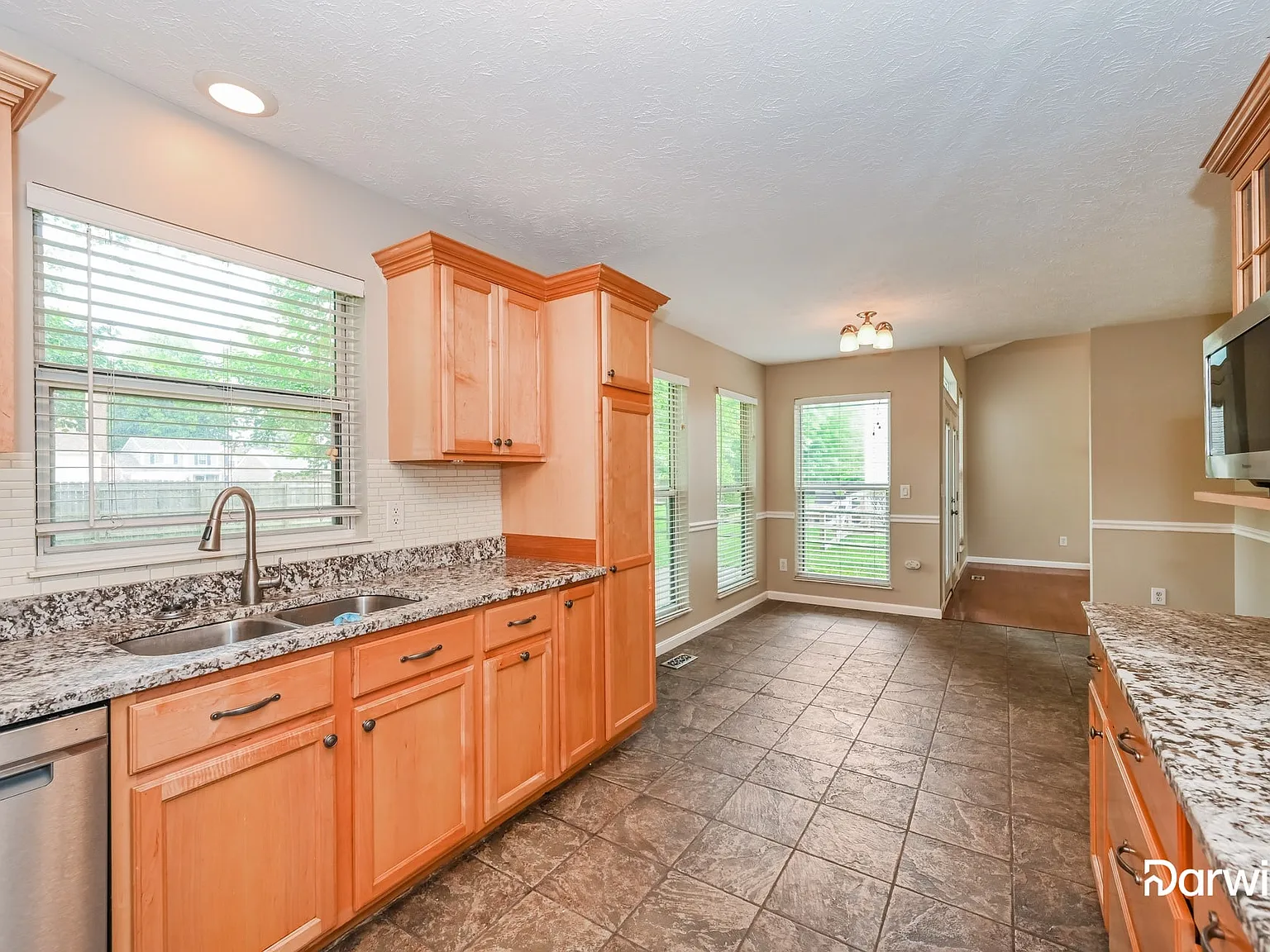 3 bed, 2.5 bath, 1702 sqft, $2,415 — Photo 3
