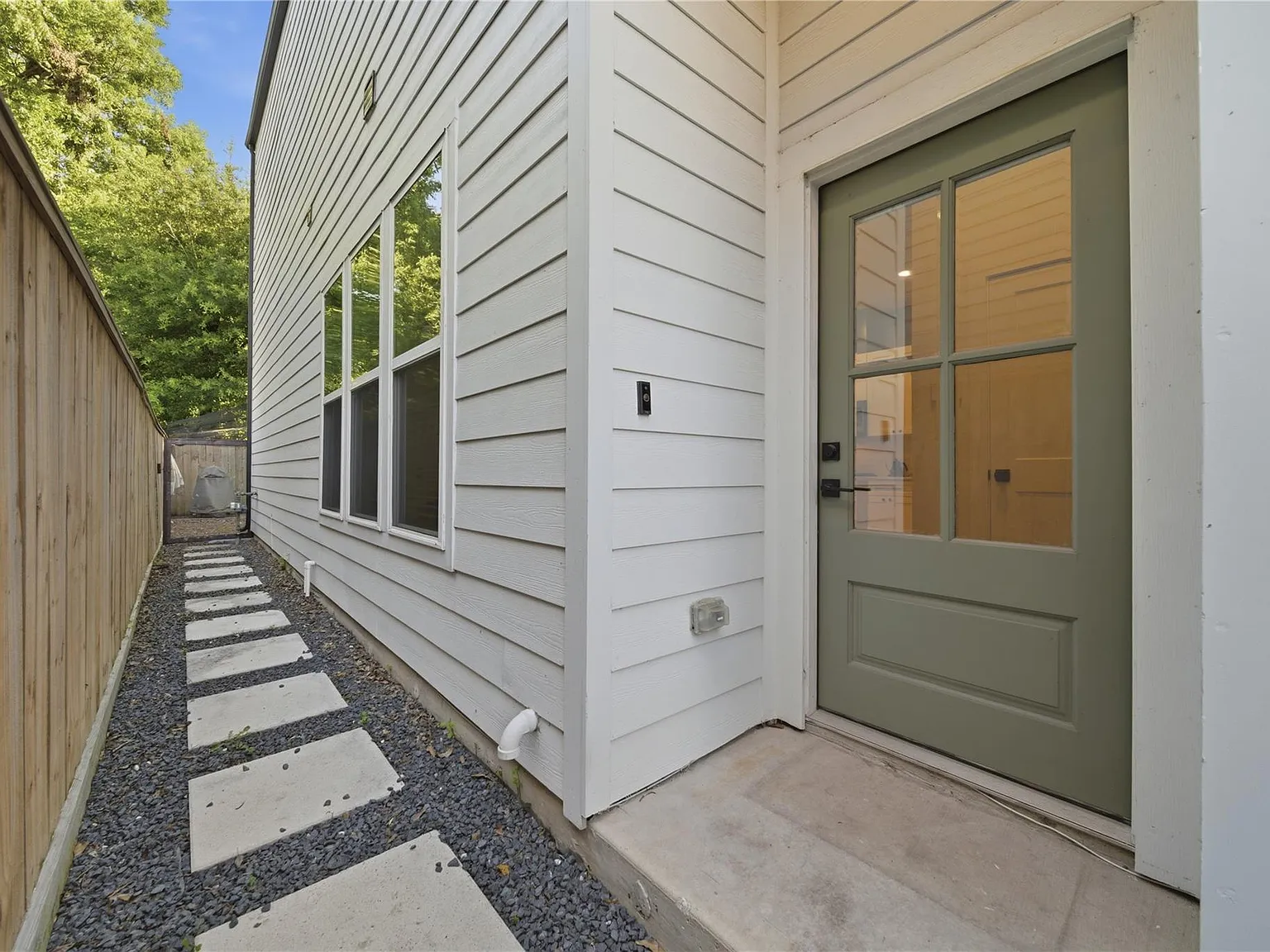 3 bed, 2.5 bath, 1854 sqft, $2,200 — Photo 3