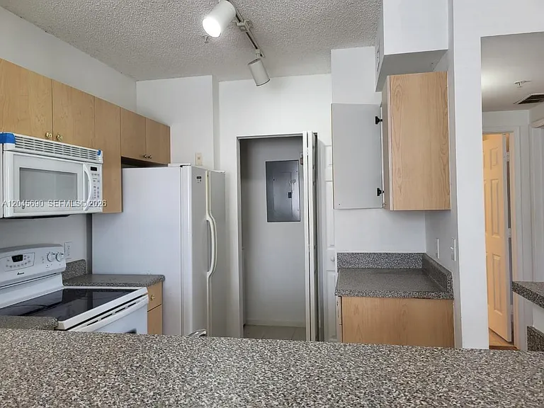 8070 N Nob Hill Rd #208 — Photo 4