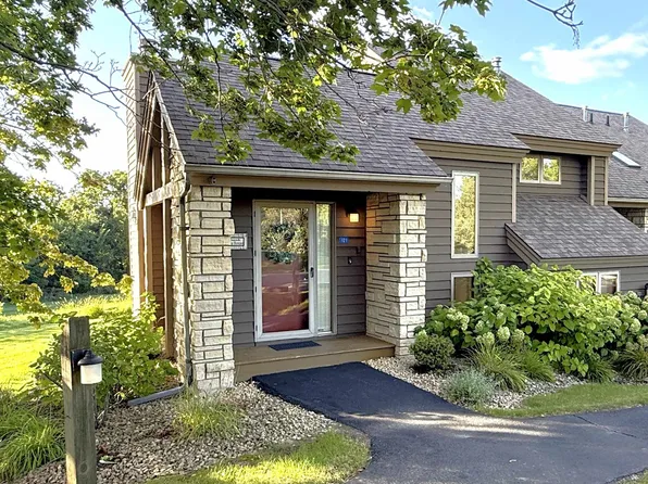 121 E Point Dr, Galena, IL 61036