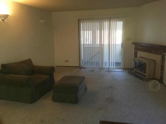 Family room w/fireplace