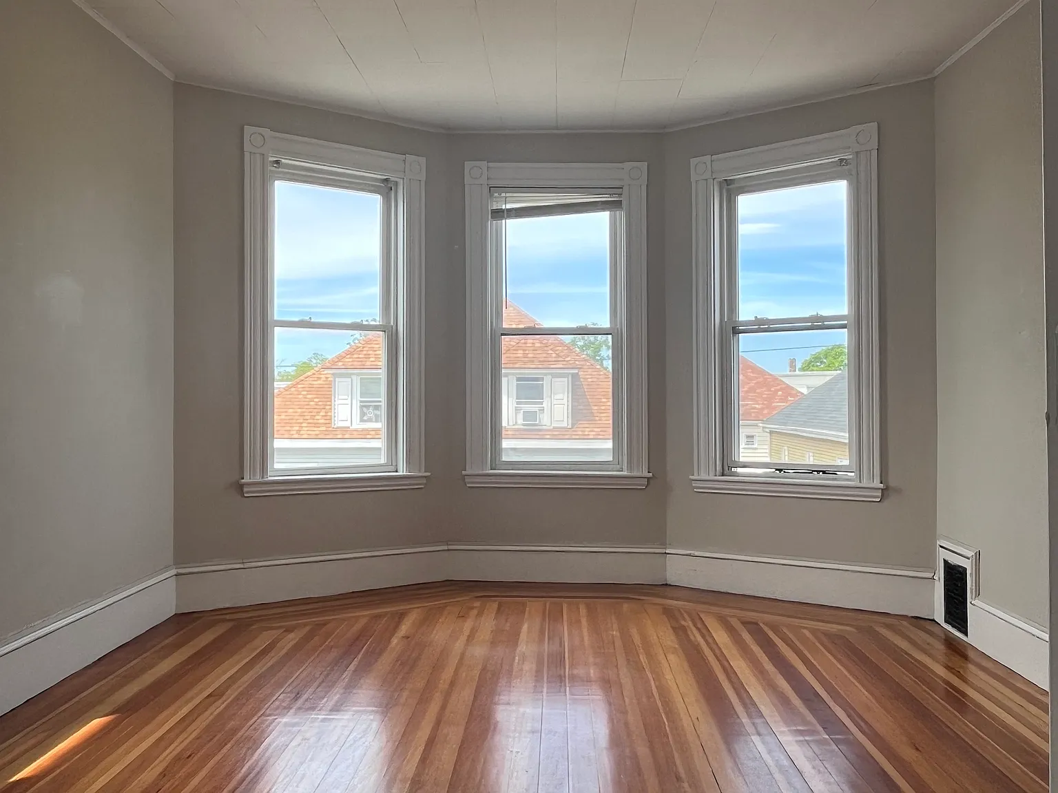 3 bed, 1200 sqft, $2,750 — Photo 2