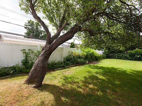 2nd image of 605 Heathcliff Dr