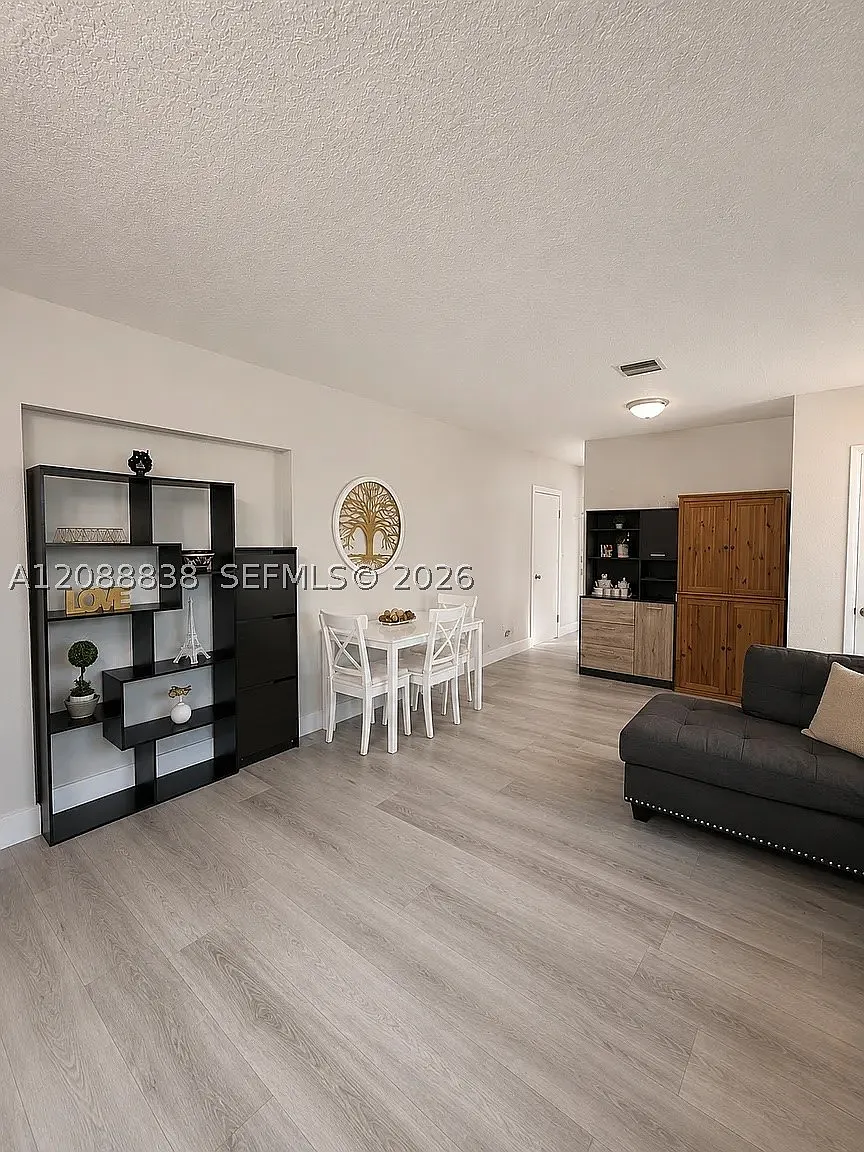 3 bed, 1.0 bath, 1468 sqft, $3,100 — Photo 4