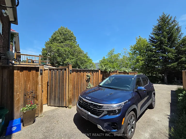 77 Paradise Rd S — Photo 15
