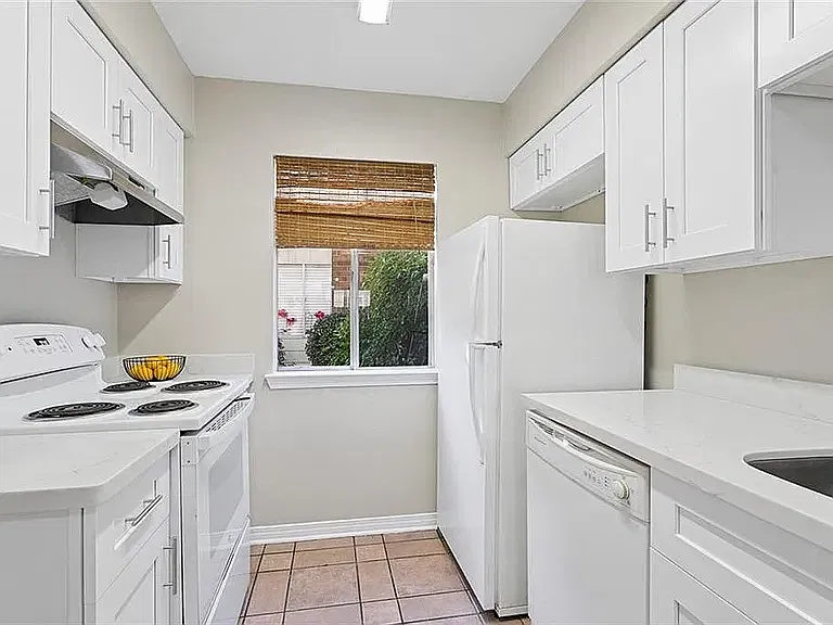 2 bed, 1.5 bath, 1000 sqft, $1,800 — Photo 2