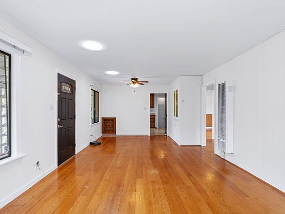 4th image of 1008 Robinson Ln