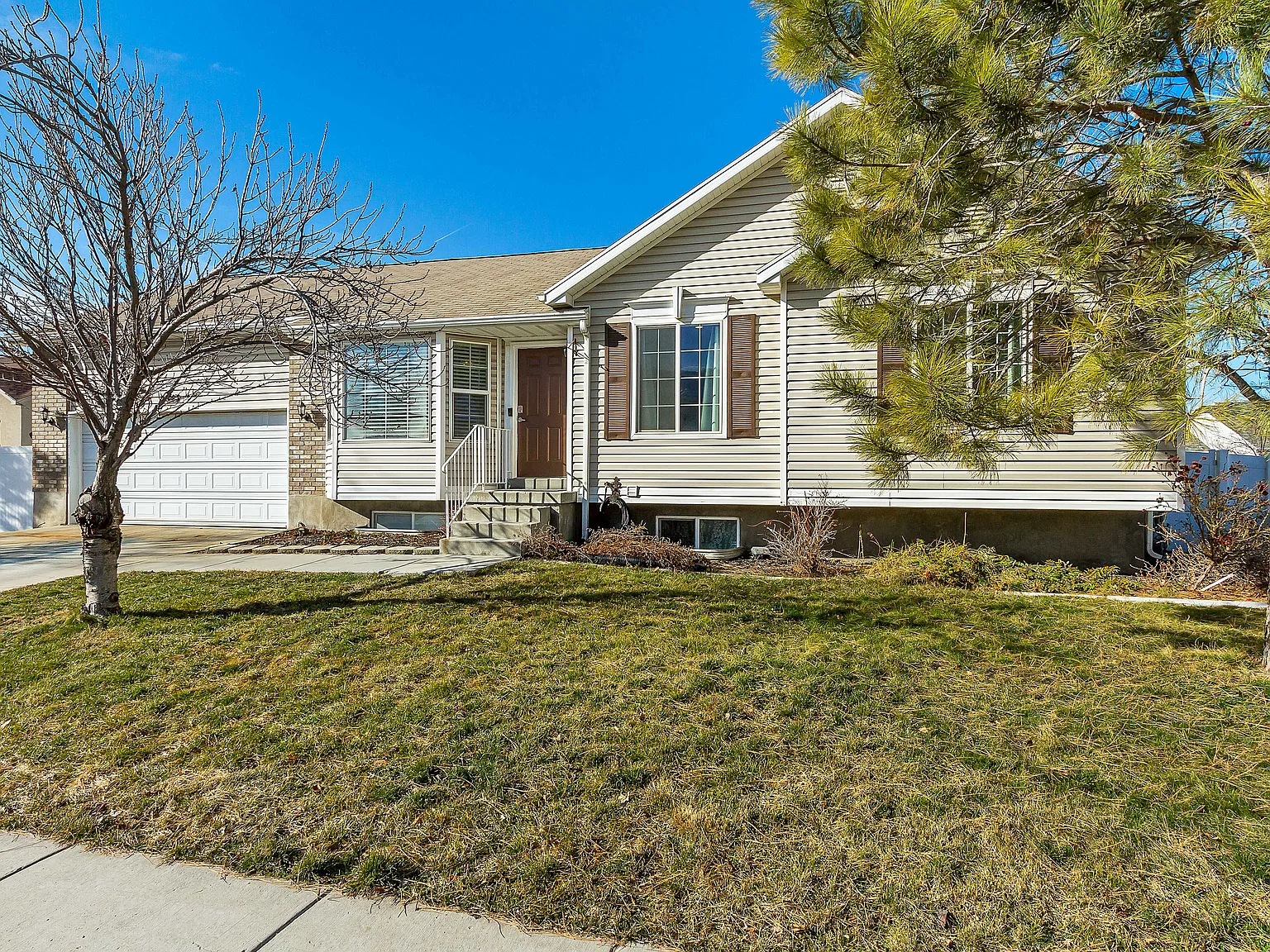 5 bed, 2376 sqft, $2,800 — Photo 3