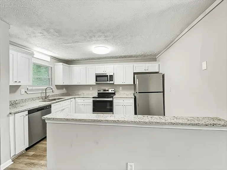 2723 Rockdale Dr — Photo 5