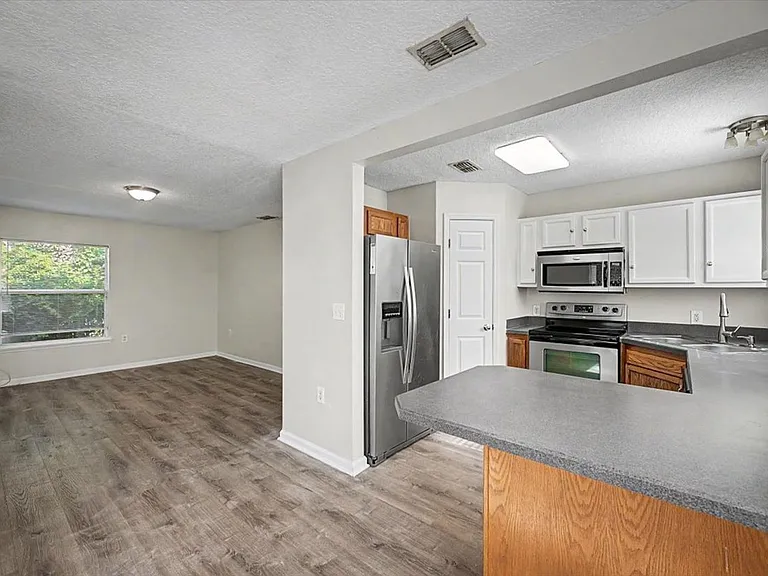 3303 Broadway Ave — Photo 7