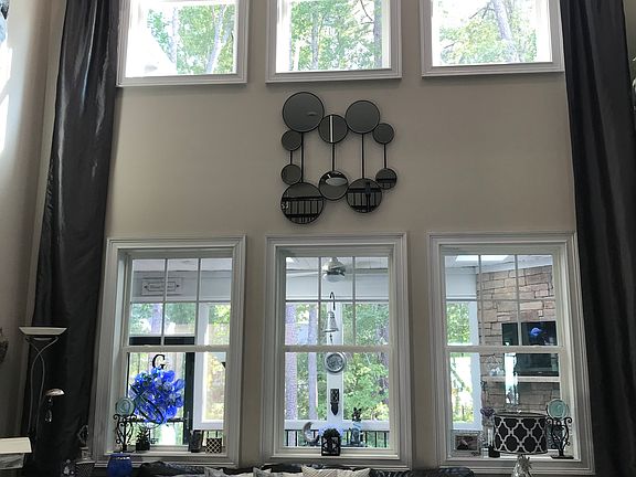 Bright 2storey family room 