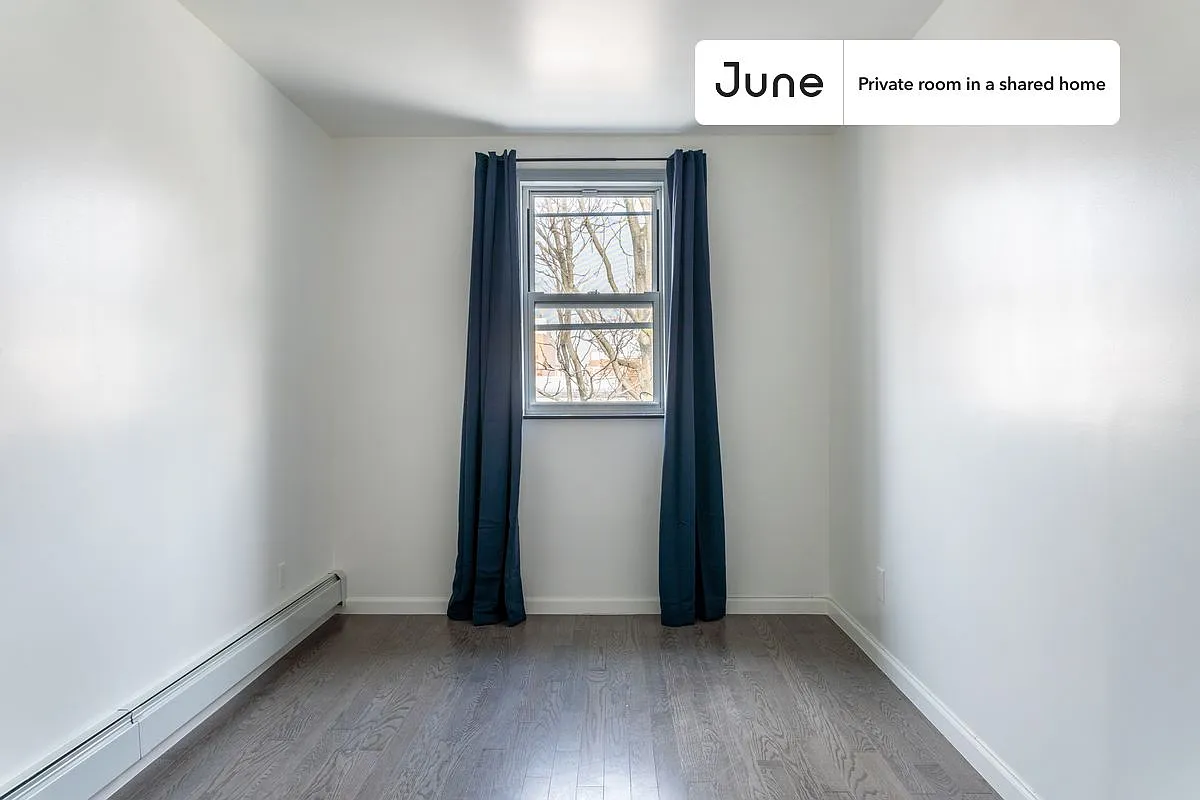 Queen bedroom in 4 bed/2 bath home in Astoria #979 A — Photo 3