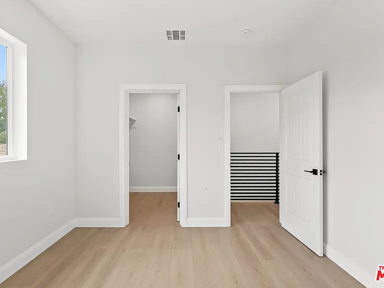 6932 Babcock Ave — Photo 18