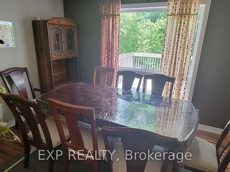 796 Harlequin Cres — Photo 9
