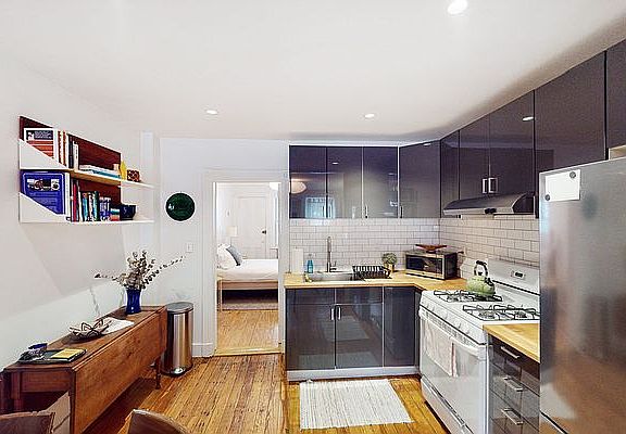 4th image of 419 Halsey St #B