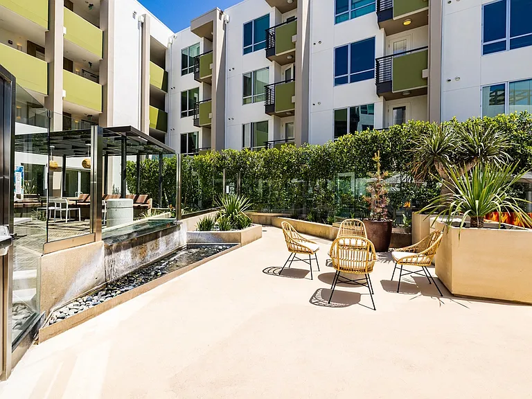 Outdoor Seating Area and BBQ | Brio Apartments | Apartment in Glendale, CA