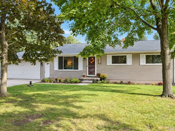 3294 Genoa Rd, Clarkston, MI 48346
