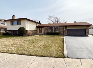 1851 Kings Point Dr N, Addison, IL 60101