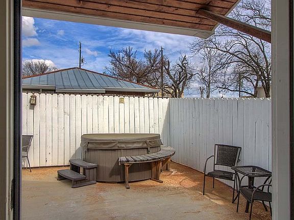 4th image of 312 E San Antonio St