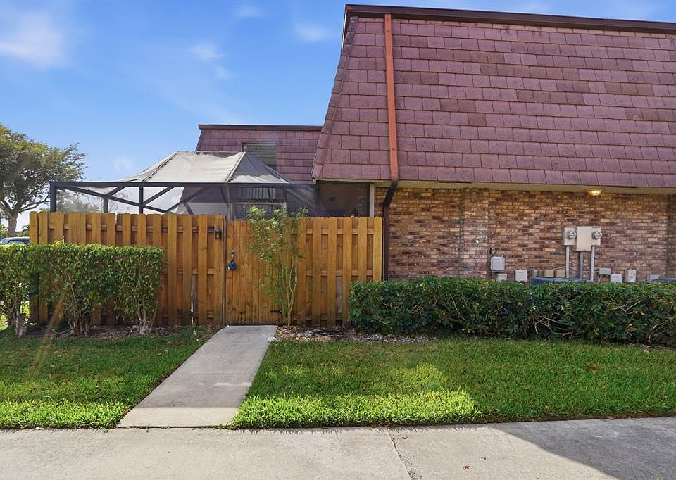 1st image of 7600 Courtyard Run