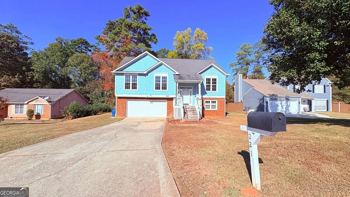 221 Heathrow Dr photo 1
