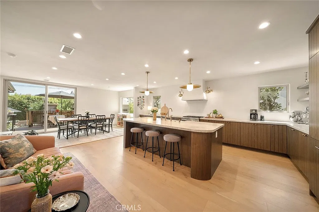 4 bed, 2068 sqft, $8,749 — Photo 4