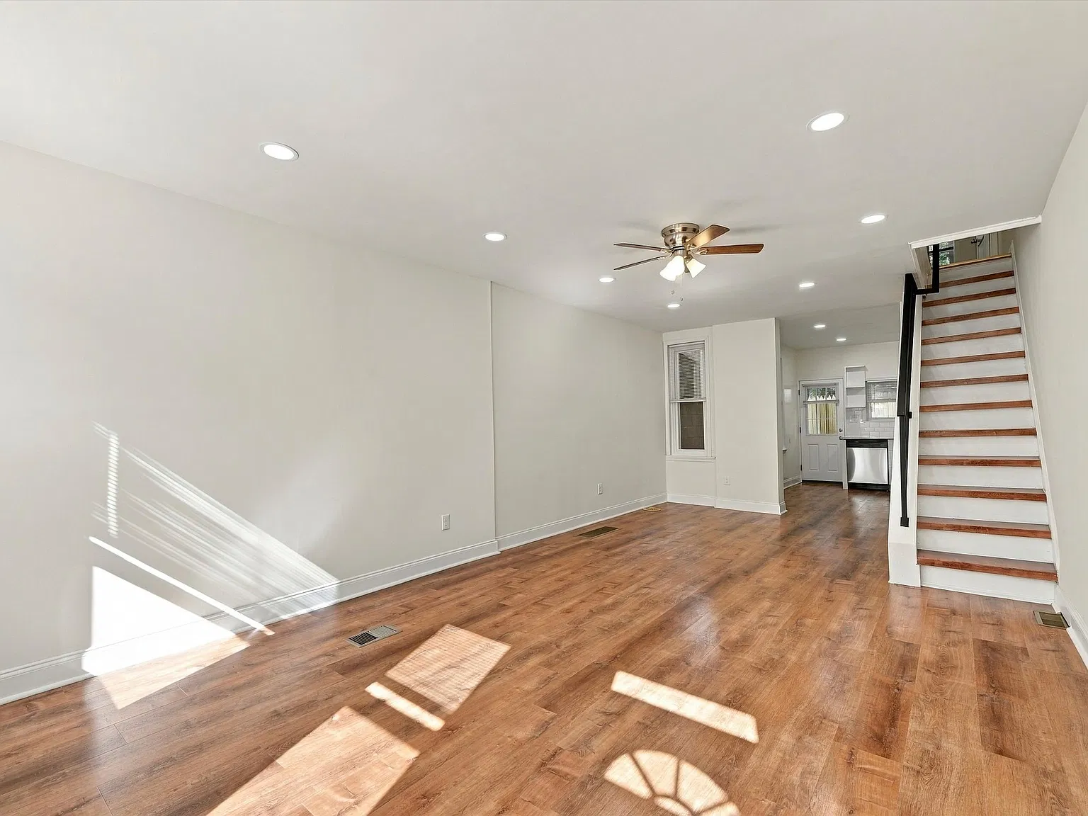 3 bed, 996 sqft, $2,345 — Photo 4