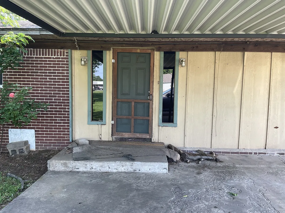 Building Photo - 704 S Roland Rd