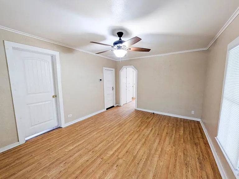 1030 Dallas St — Photo 4