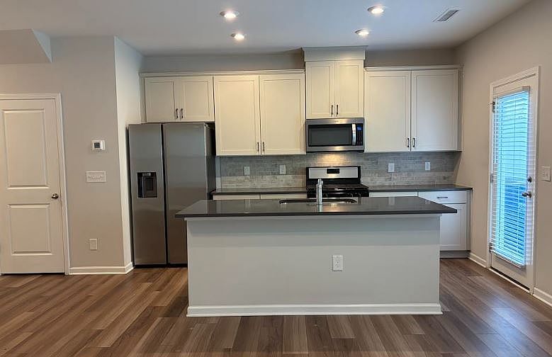 1st image of 843 Oak Center Dr #1