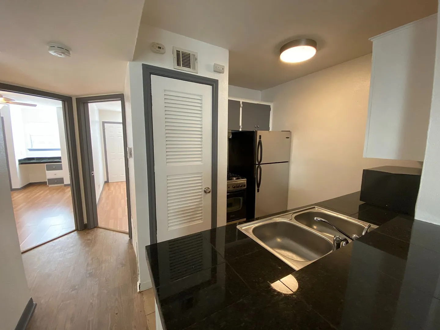 Available: 2 Br-1 Ba Hyde Park Condo / Laminate Wood Floors / Close To Ut And Downtown — Photo 2