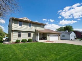 1295 Blue Dahlia Rd, Oconomowoc, WI 53066