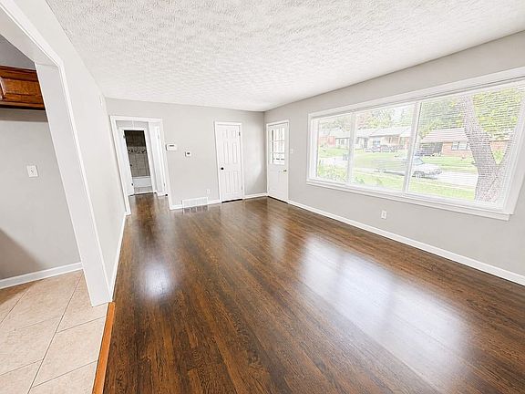 4th image of 3587 Hallbrook St