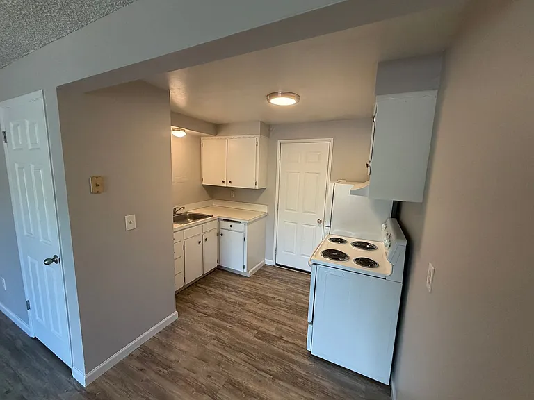 325 SW Academy St — Photo 9
