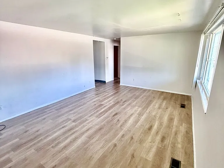 105 W 250 N 4 plex — Photo 4