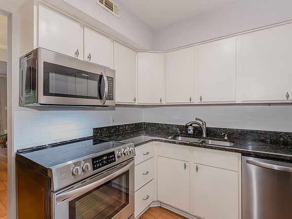 3rd image of 220 Elizabeth St APT A2
