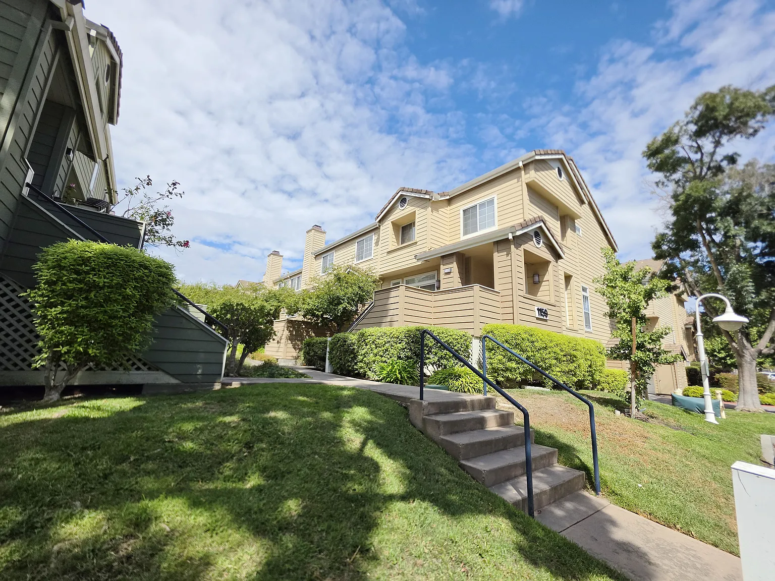 3 bed, 2.5 bath, 2013 sqft, $6,000 — Photo 1