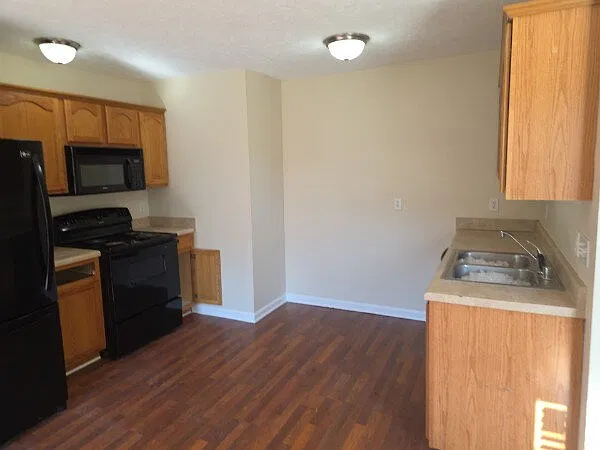 3 bed, 2.0 bath, 1327 sqft, $1,350 — Photo 3