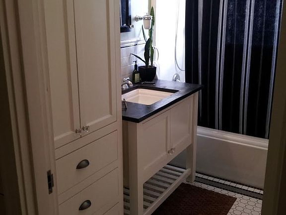 4th image of 1017 Ross Ave