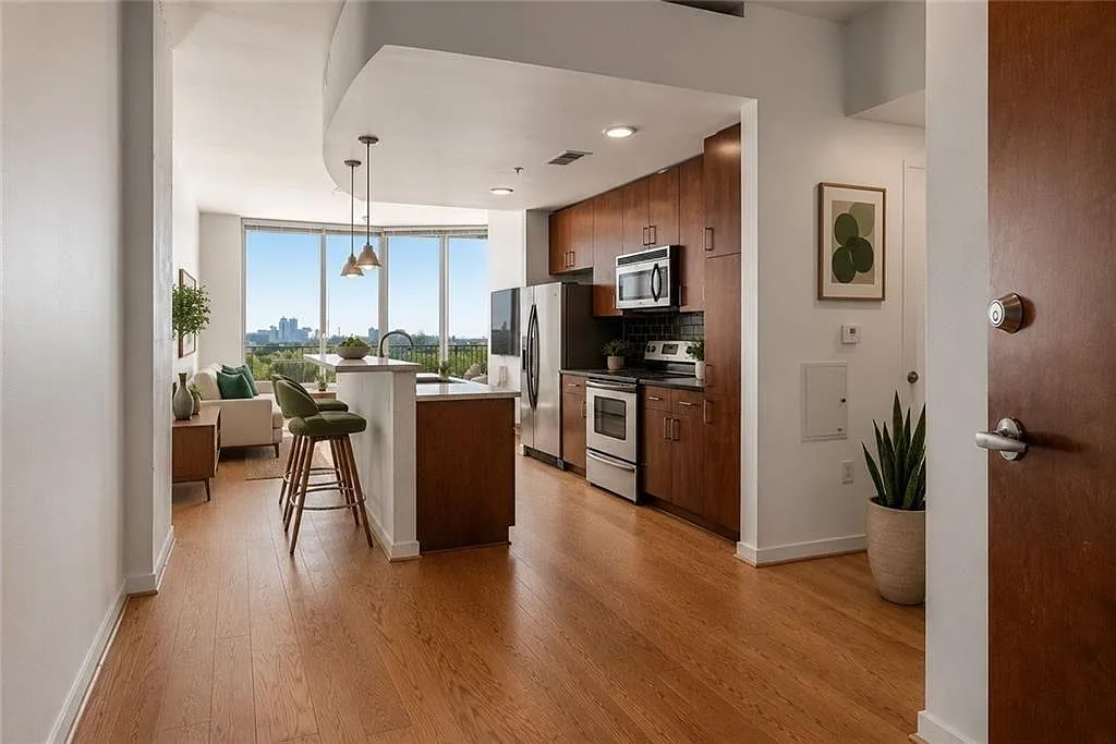 1 bed, 1.0 bath, 832 sqft, $2,000 — Photo 1
