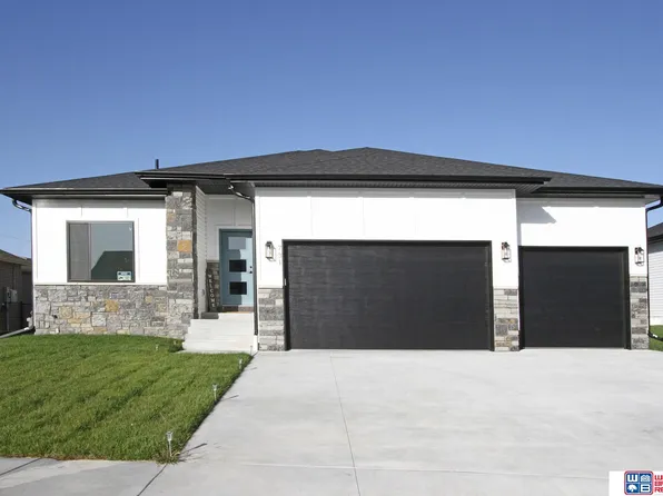 731 Terrace View Dr, Hickman, NE 68372