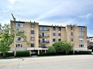 900 S Des Plaines River Rd #2B, Des Plaines, IL 60016