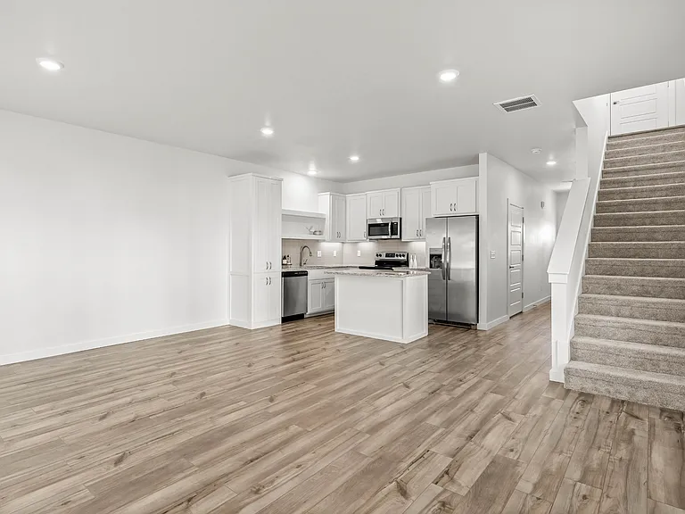 533 W Pickens Rd — Photo 9