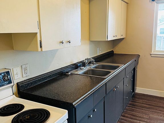 3rd image of 2927 E Hoffman Ave
