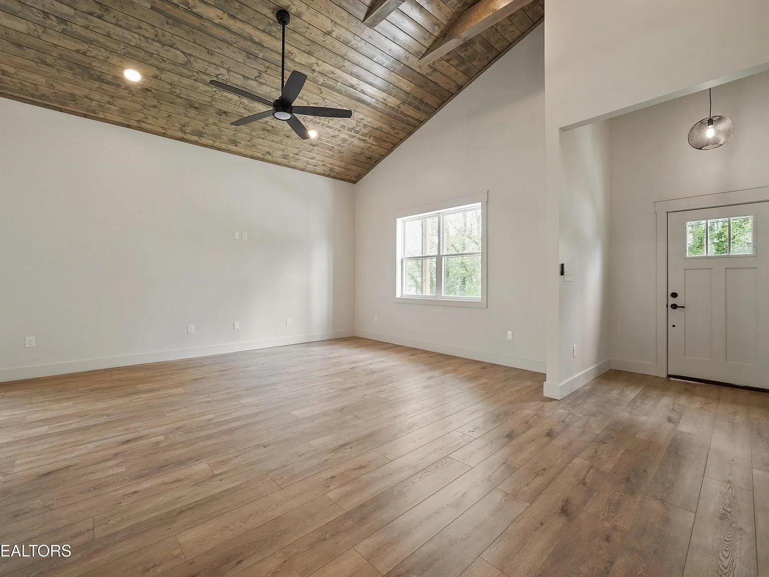 3 bed, 2400 sqft, $3,200 — Photo 3